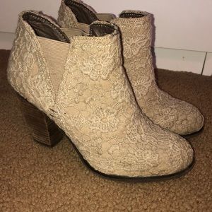 Buckle — Lace embroidered cream/tan booties